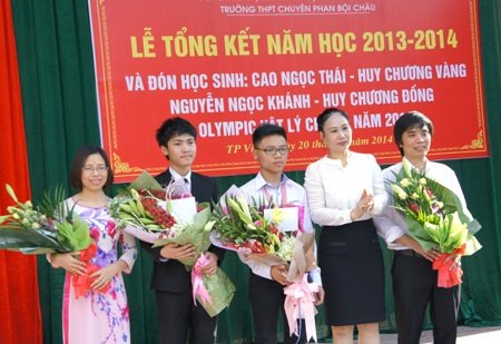 Thầy Trần Văn Nga, cô Thơ An và hai em Thái và Khánh trong buổi lễ tôn vinh.