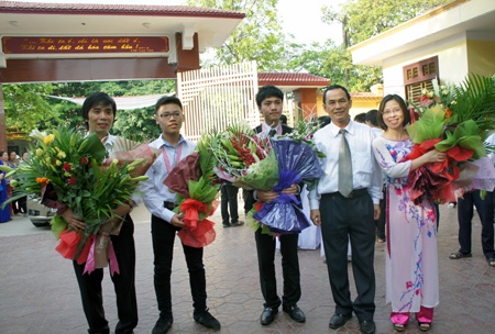 Thầy Trần Văn Nga, cô Thơ An và hai em Thái và Khánh trong buổi lễ tôn vinh.