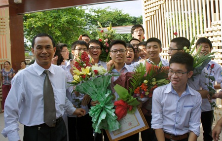 Thầy hiệu trưởng ân cần thăm hỏi, chúc mừng em Cao Ngọc Thái.