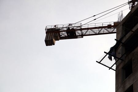 Những tấm bê tông vẫn mắc trên cần cẩu, chìa ra đường đầy hãi hùng