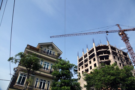 Những tấm bê tông mắc lại phía trên cần cẩu...