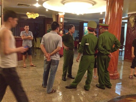 Lực lượng Công an có mặt điều tra vụ cháy.