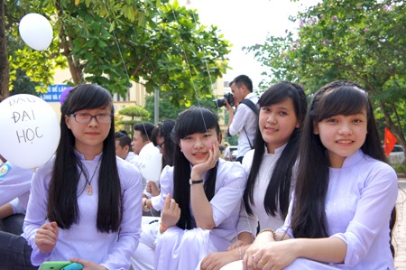 Bức ảnh quý trong ngày các em chia tay thầy cô và bạn bè.