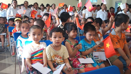 Trường Trung cấp Việt - Anh phối hợp VP báo Dân trí tại Nghệ An “Tiếp sức ngư dân bám biểm”
