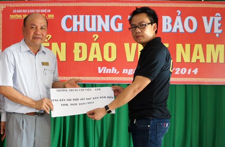 Trường Trung cấp Việt - Anh phối hợp VP báo Dân trí tại Nghệ An “Tiếp sức ngư dân bám biểm”