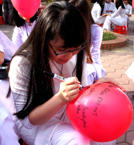 Bức ảnh quý trong ngày các em chia tay thầy cô và bạn bè.