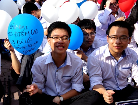 Lưu luyến chia tay tuổi học trò - 5 Bức ảnh quý trong ngày các em chia tay thầy cô và bạn bè.
