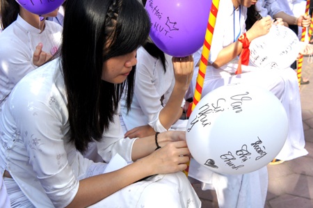 Lưu luyến chia tay tuổi học trò - 3 Bức ảnh quý trong ngày các em chia tay thầy cô và bạn bè.