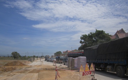 Chiếc xe tải “bay” dài trên quốc lộ rồi lật nghiêng