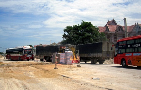 Chiếc xe tải “bay” dài trên quốc lộ rồi lật nghiêng