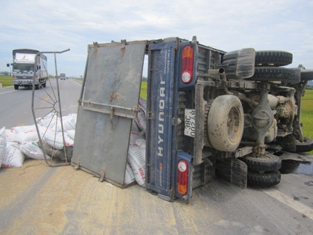 Chiếc xe tải “bay” dài trên quốc lộ rồi lật nghiêng