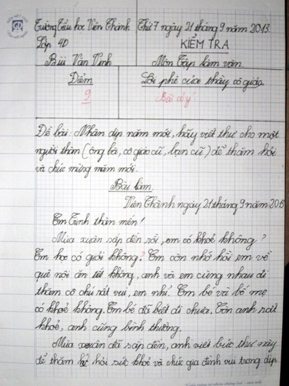 Đôi tay cong vì bệnh tật viết nên những dòng chữ đẹp nắn nót
