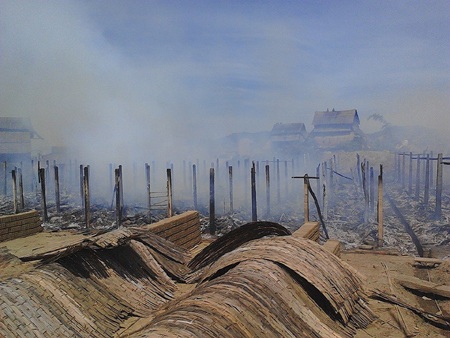 Lực lượng chức năng đến thì làng ngói Cừa đã cháy thành tro tàn.