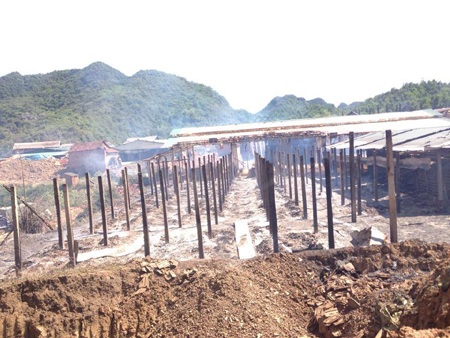 Lực lượng chức năng đến thì làng ngói Cừa đã cháy thành tro tàn.