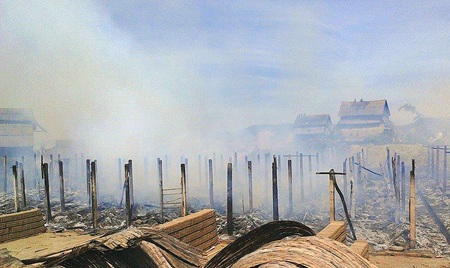 Lực lượng chức năng đến thì làng ngói Cừa đã cháy thành tro tàn.