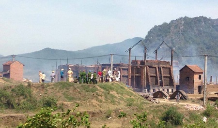 Lực lượng chức năng đến thì làng ngói Cừa đã cháy thành tro tàn.