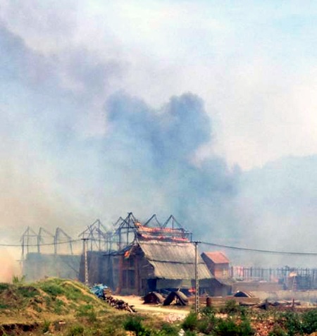 Lực lượng chức năng đến thì làng ngói Cừa đã cháy thành tro tàn.