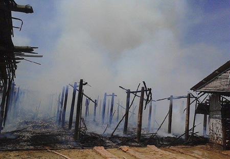 Lực lượng chức năng đến thì làng ngói Cừa đã cháy thành tro tàn.