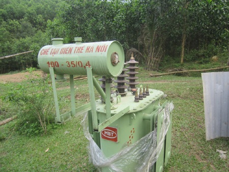 Máy biến thế được đưa về bỏ chỏng chơ trong bản, trong khi người dân mòn mỏi chờ ánh sáng.