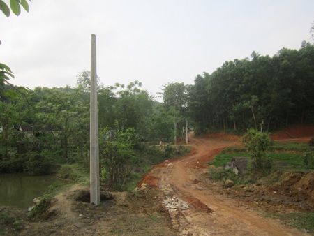 Cột điện được dựng lên nhưng đã lâu lắm rồi vẫn chưa thể mắc điện.