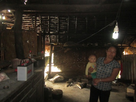 Người dân  bản Mát phải dùng ắc quy để tìm nguồn sáng.