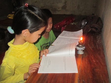 Người dân  bản Mát phải dùng ắc quy để tìm nguồn sáng.
