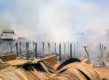 Lực lượng chức năng đến thì làng ngói Cừa đã cháy thành tro tàn.