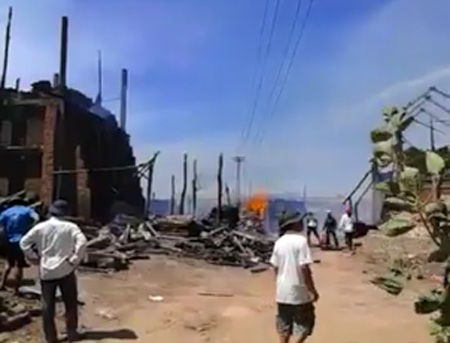 Lực lượng chức năng đến thì làng ngói Cừa đã cháy thành tro tàn.