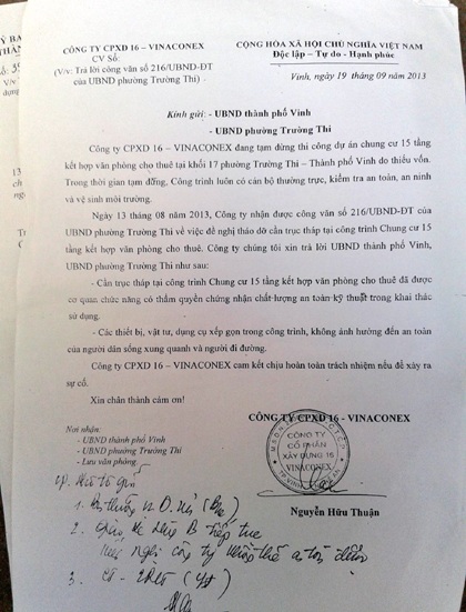 Những tấm bê tông vẫn mắc trên cần cẩu, chìa ra đường đầy hãi hùng