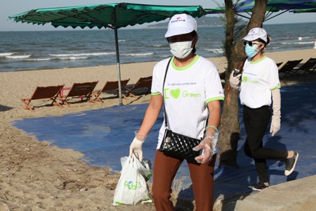 Những túi rác được tập kết đưa về bãi rác tập trung.