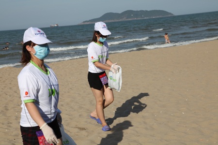 Hàng trăm đoàn viên thanh niên đi dọc bãi biển nhặt rác...