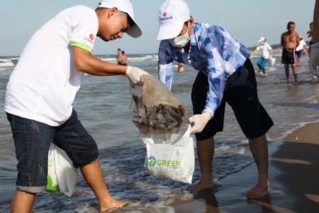 Hàng trăm đoàn viên thanh niên đi dọc bãi biển nhặt rác...