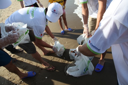 Hàng trăm đoàn viên thanh niên đi dọc bãi biển nhặt rác...