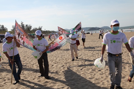 Hàng trăm đoàn viên thanh niên đi dọc bãi biển nhặt rác...