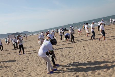 Hàng trăm đoàn viên thanh niên đi dọc bãi biển nhặt rác...