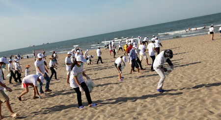 Hàng trăm đoàn viên thanh niên đi dọc bãi biển nhặt rác...