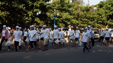 Sau một buổi, rác được thu gom khá nhiều và vận chuyển đến nơi đổ rác tập trung xử lý. 