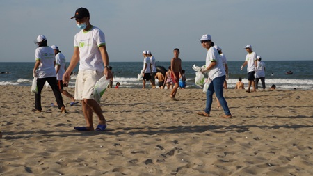Hàng trăm đoàn viên thanh niên đi dọc bãi biển nhặt rác...