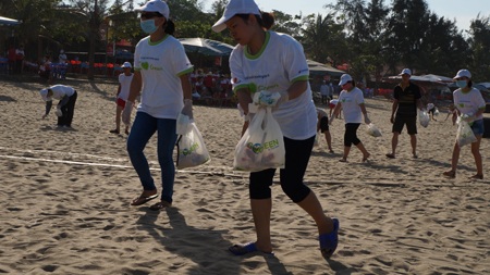 Hàng trăm đoàn viên thanh niên đi dọc bãi biển nhặt rác...