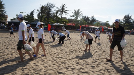 Hàng trăm đoàn viên thanh niên đi dọc bãi biển nhặt rác...