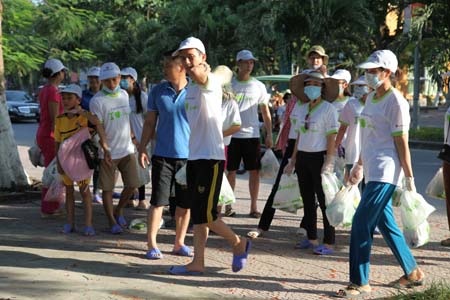 Sau một buổi, rác được thu gom khá nhiều và vận chuyển đến nơi đổ rác tập trung xử lý. 