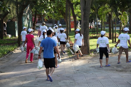 Đoàn cũng nhặt rác dọc cây ở các ngã đường của thị xã.
