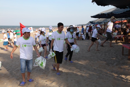 Những túi rác được tập kết đưa về bãi rác tập trung.