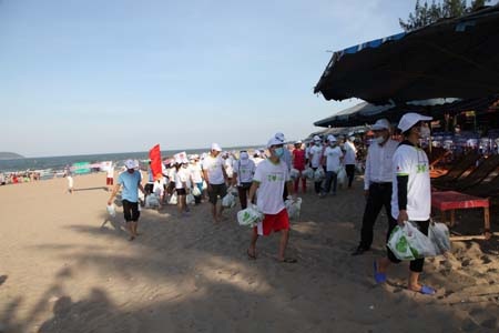 Những túi rác được tập kết đưa về bãi rác tập trung.