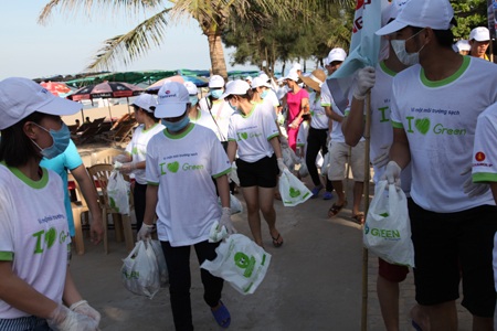 Những túi rác được tập kết đưa về bãi rác tập trung.