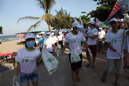 Những túi rác được tập kết đưa về bãi rác tập trung.