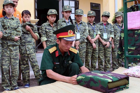 Chỉ một ngày sau khi vào lớp học kỳ này, các em được các chiến sỹ dạy cách xếp chăn, đồ ngủ...