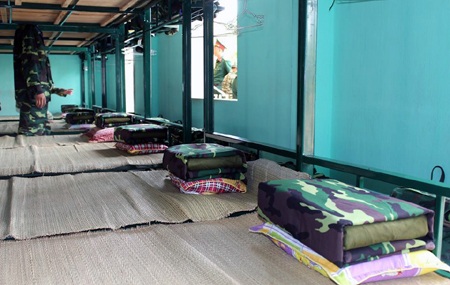 Các em đã có thể thực hiện xếp chăn, màn ngủ khá ngay ngắn...