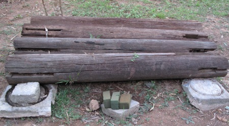 Nhiều cột gỗ trong chùa được đưa ra để ngoài trời và đã có dấu hiệu hư hỏng.