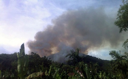 Rừng thông ở Hủn Vàng bốc khói nghi ngút.